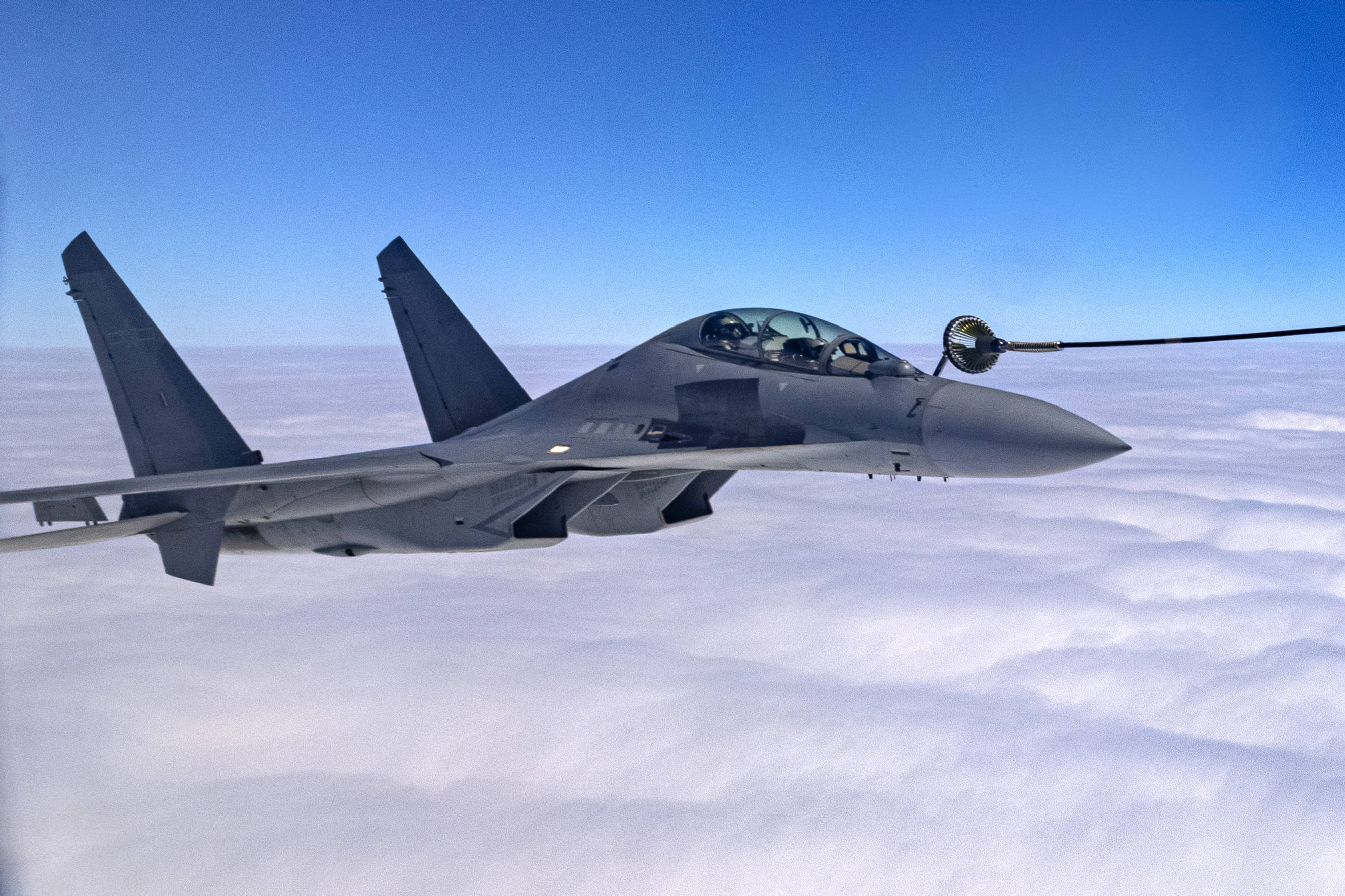 山东舰进西太4天,练新打法,有强援兵力,美军最先嗅到情况不对_舰载机