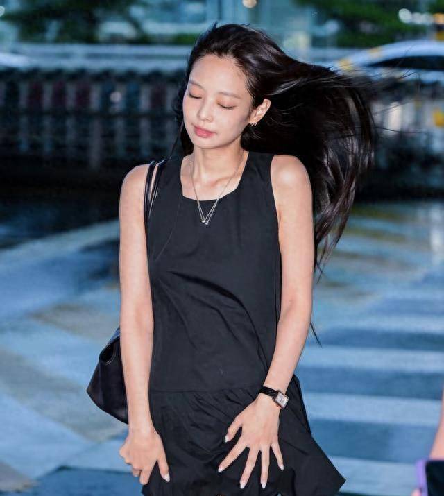 在jennie韩媒的镜头下,不加美颜滤镜,"真实腿型"一目了然_线条_鞋子