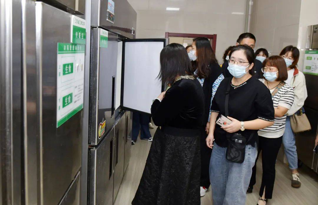 江苏省口岸中学举行"食堂开放日"活动_管理_家长_交流