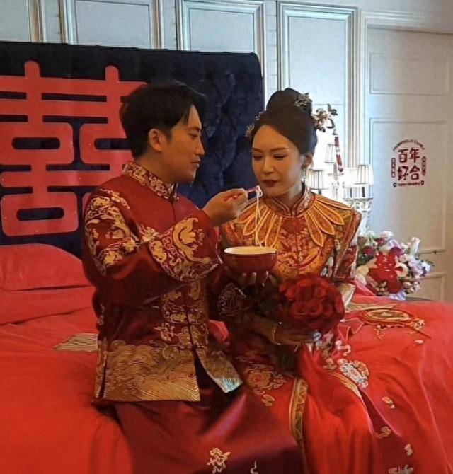 "赵玉田"扮演者吴云飞新婚,"前妻"刘英上台,戴头纱引热议_婚礼_新娘