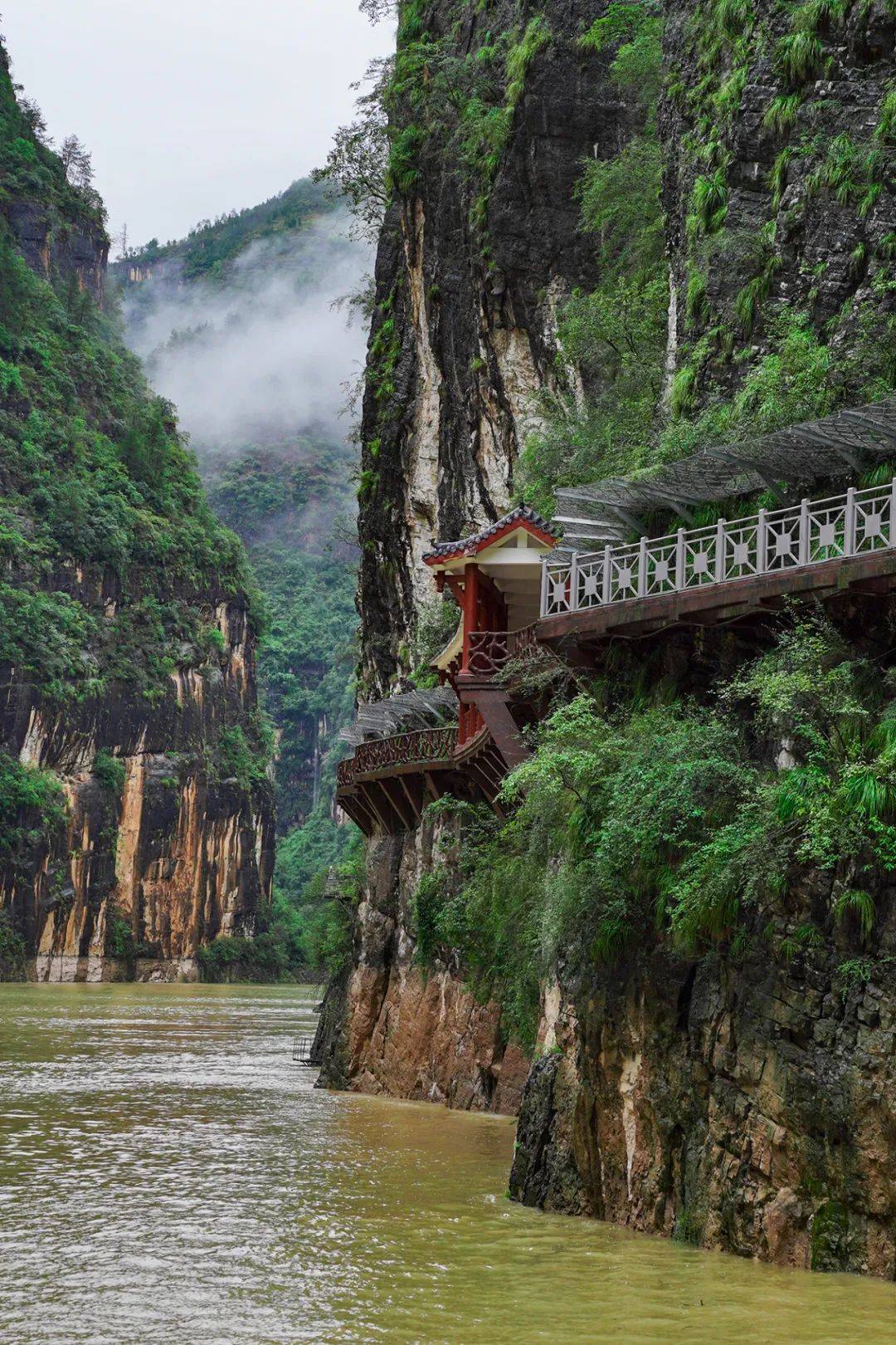 重庆巫山小三峡,堪称天下绝景,悬崖上挂着一口漆黑战国时代棺材_瀑布