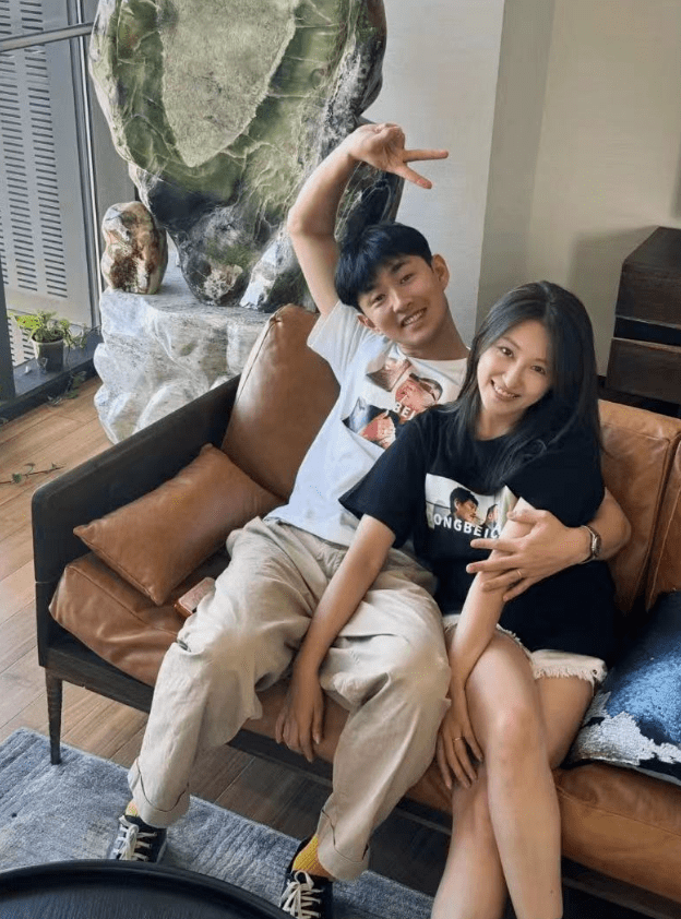 王彦霖艾佳妮爱巢曝光,鞋子摆满一面墙,最顶层几十万一双鞋抢镜_监控