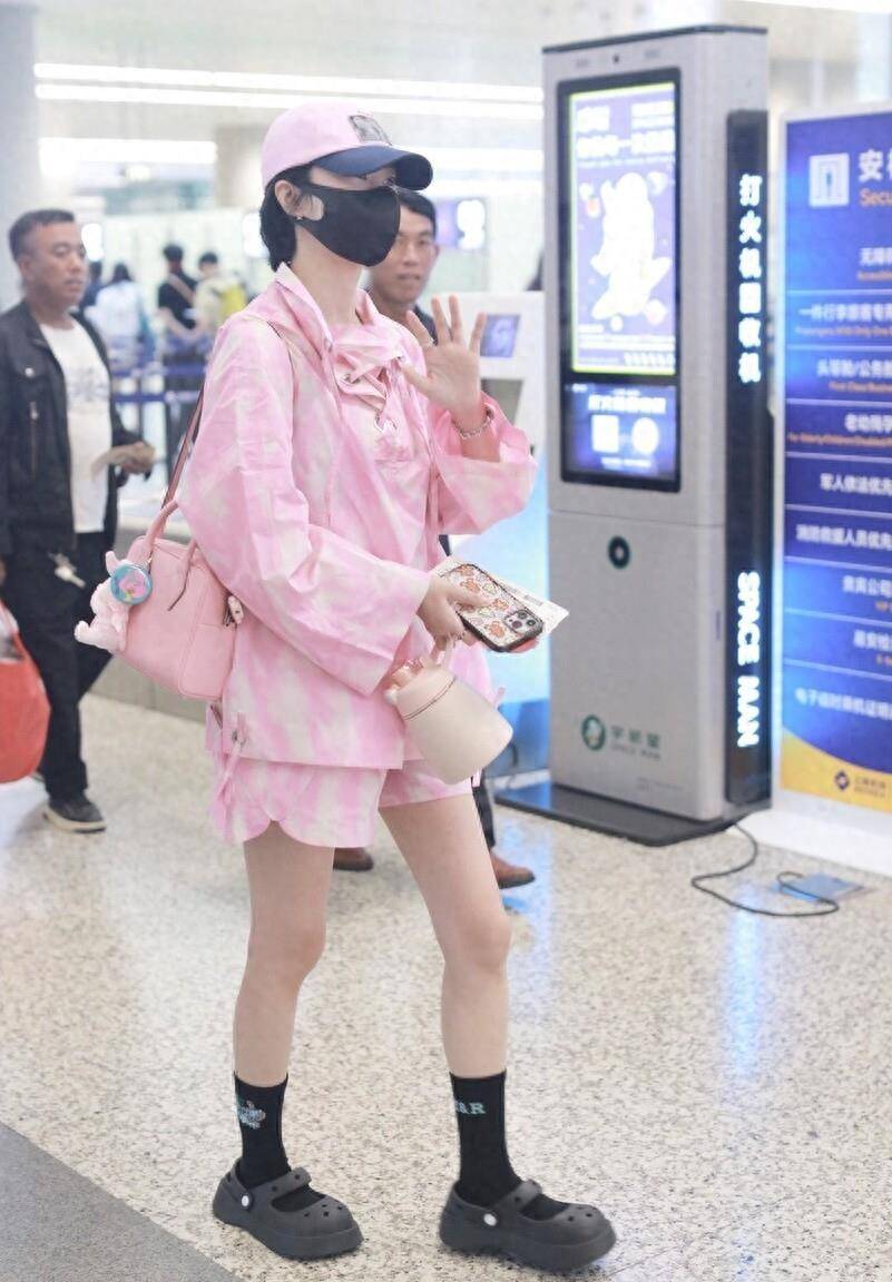 郁可唯的粉色运动服超减龄,露出修长双腿,让人目不暇接!