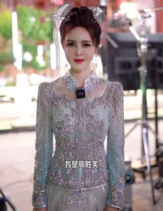 高胜美受邀录制亚运会,硅胶脸 秀禾服难以直视,54岁却像74岁