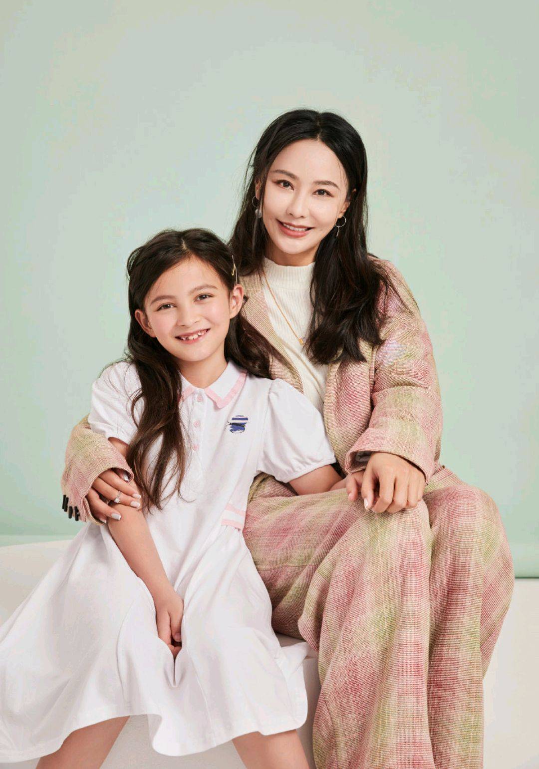 马雅舒晒亲子照,p图过狠被质疑微整,儿子像父亲女儿像马雅舒_照片_穿