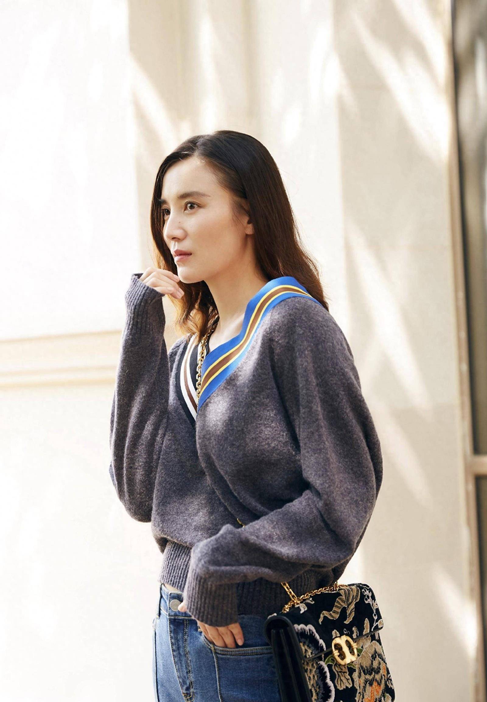 宋佳的修长大长腿让人羡慕,更不用说他的衣品了,简单单品一看就是超模