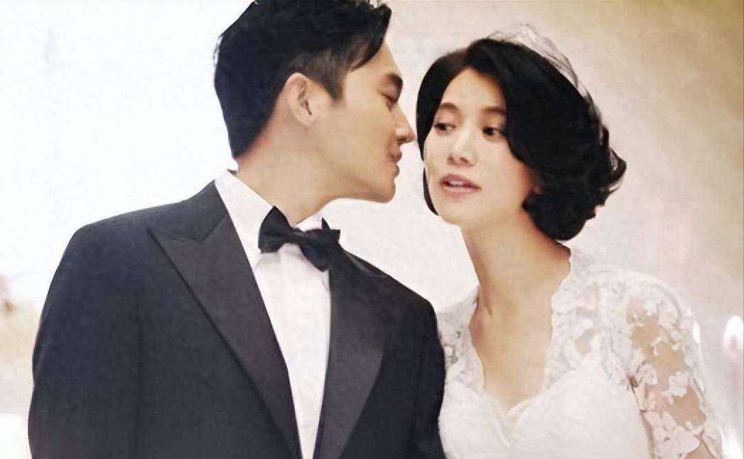 几年前,在综艺《一路上有你》最后一期,张智霖为袁咏仪举办了一场无比