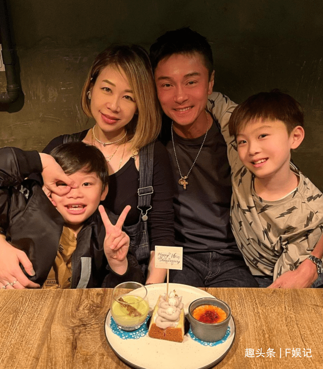 黄浩然一家四口在车内郊游画画, 亲自拍下妻儿们在