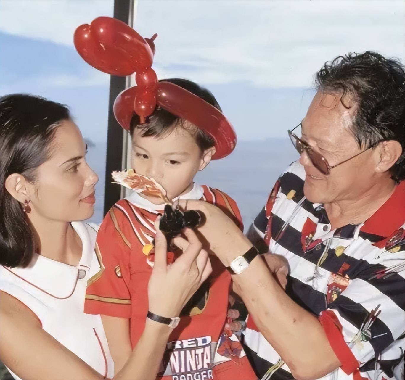 特丽·霍拉迪自己则是去享受人生,之后很少在豪门圈出现了.