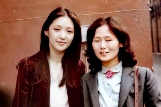 胡因梦没割双眼皮时的第一部电影,林青霞给她做配角.