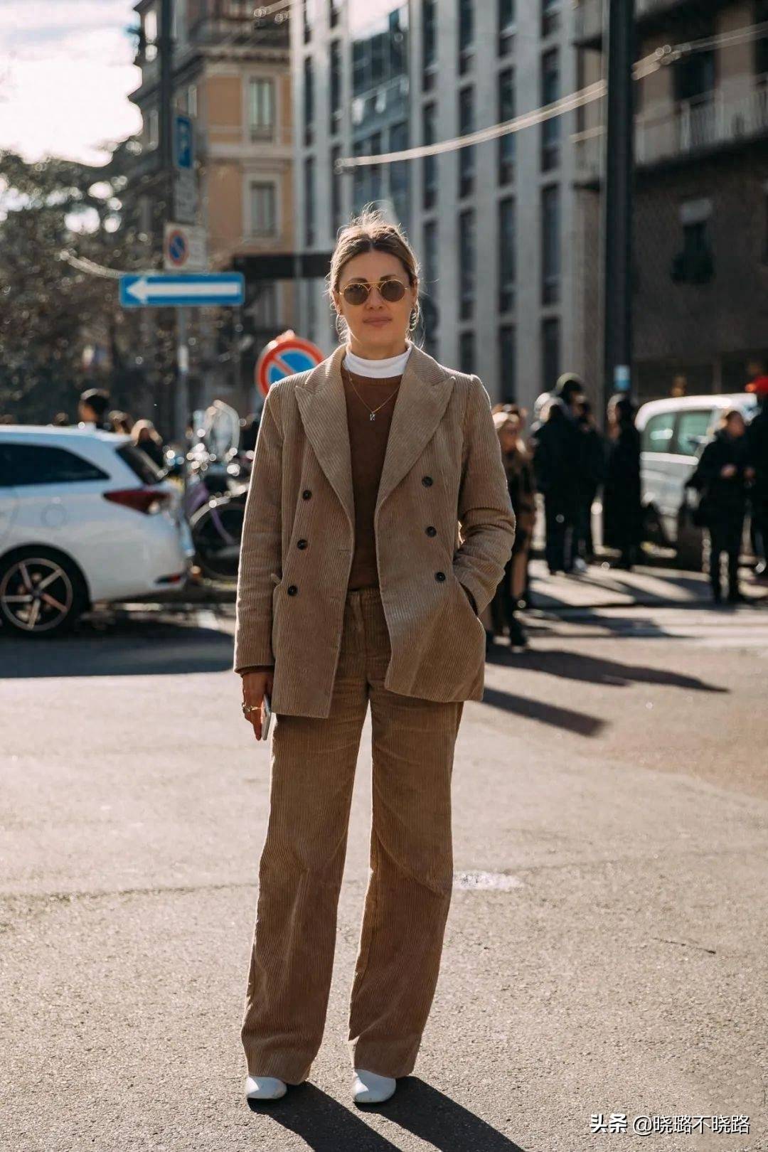 ①穿搭配色一:卡其色 褐色★15°同类色穿搭看一套服装look的整体用色