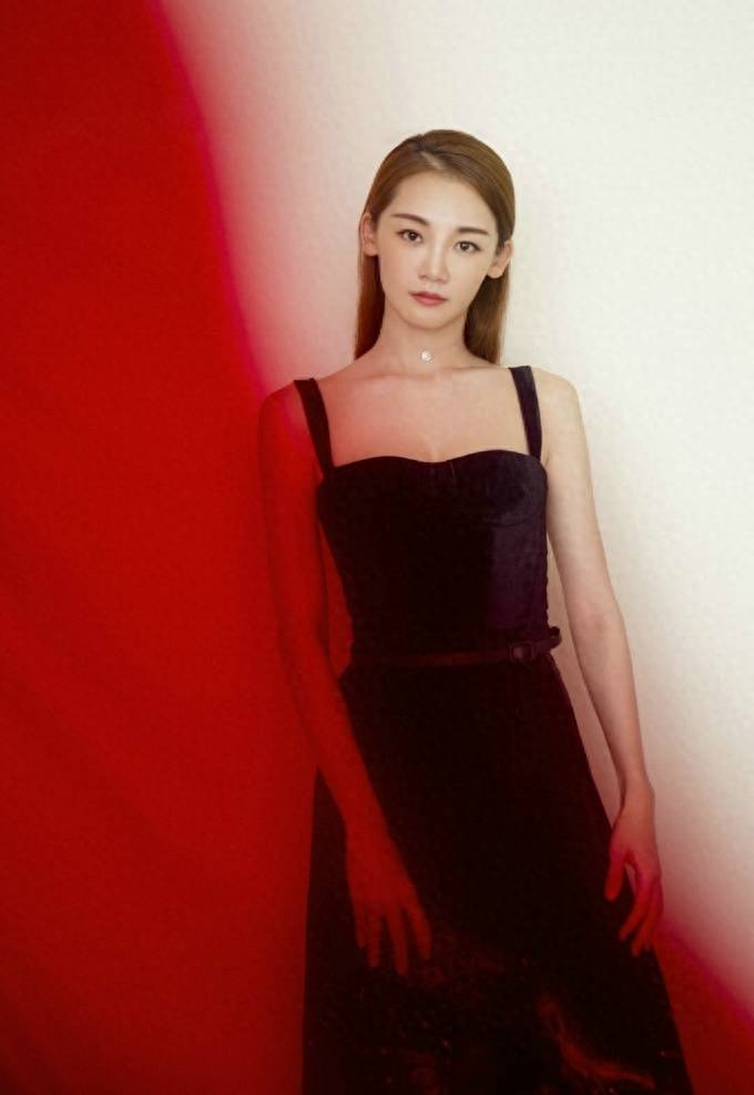 华美芳华:领航者苗苗的独特气质与光影之美_表演_观众_魅力