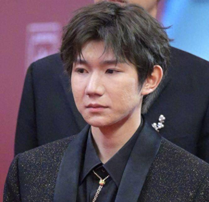 王源现身米兰探店,脸上坑坑洼洼全是痘印,生图精修差别大_外国人_网友