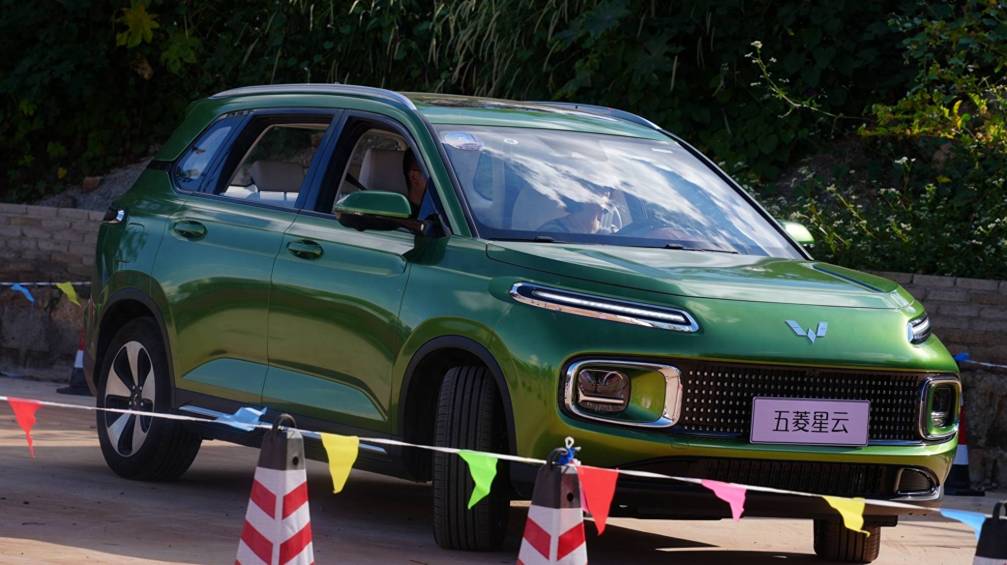 八万级燃油suv模范生五菱星云昆明上市,售价8.