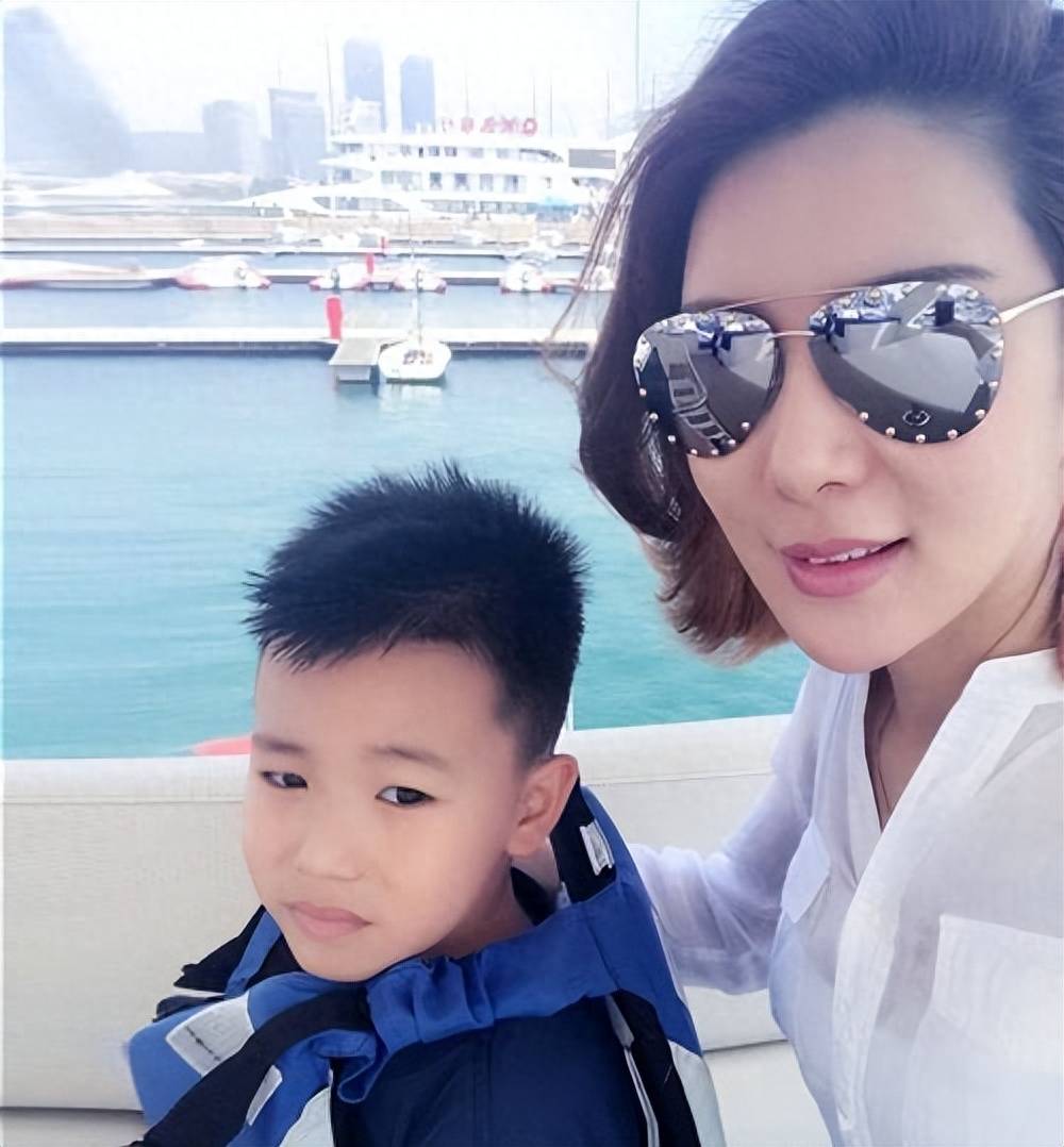 奥园冠军杜丽:嫁给师弟,从满脸痘蜕变成颜值女神,38岁风韵犹存_射击