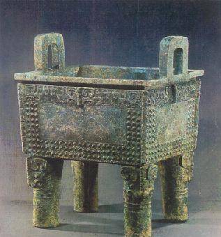 这件青铜鼎特别小巧,却很受人欢迎,以它为原型的工艺品不计其数_方鼎