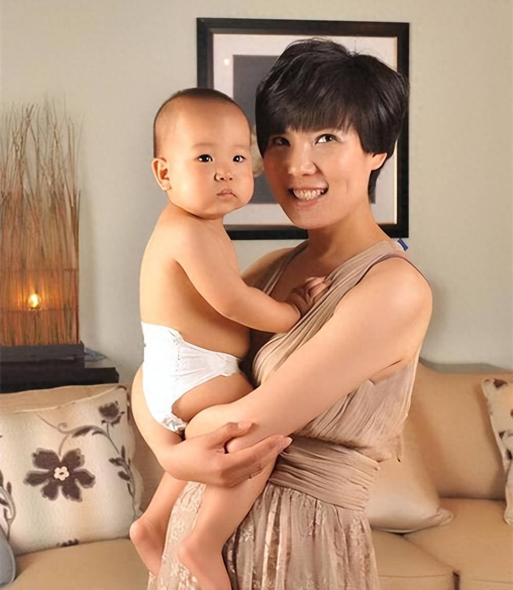 奥园冠军杜丽:嫁给师弟,从满脸痘蜕变成颜值女神,38岁风韵犹存_射击