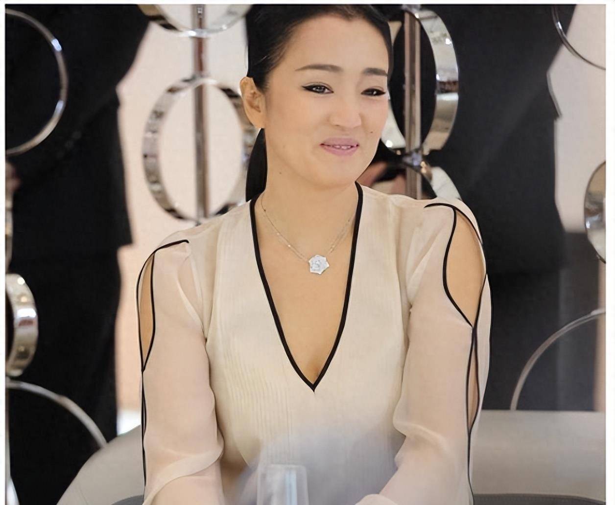 巩俐把高炘安顿好就开始成为了他生活上的母亲,吃穿住行都尽力的给他