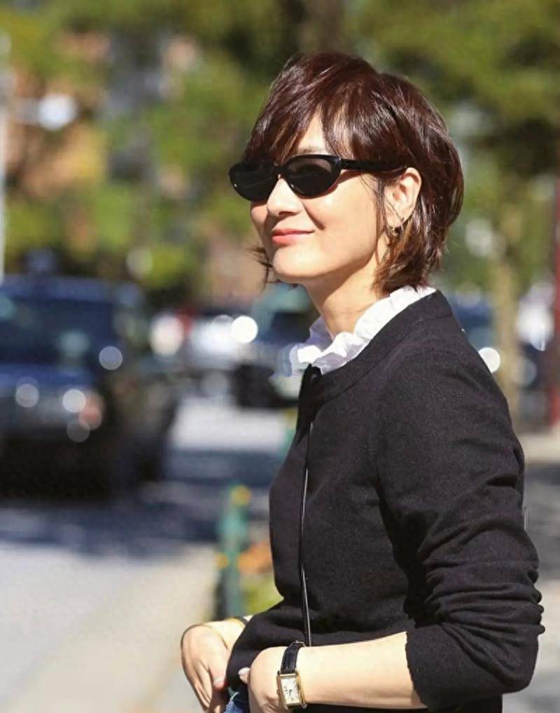 被福冈佳子的"短烫发"圈粉了,洋气减龄有气质,特适合50岁女人_发型