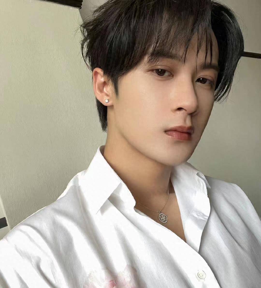 毛晓彤的事业倒是一直红红火火,就是此前找男朋友的眼光不怎么样.