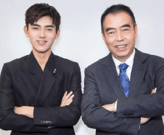 陈飞宇为陈凯歌庆祝节日,孝顺又贴心,父子俩的旧照合影超温馨_陈雨昂