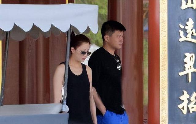 演员殷桃:前夫入狱被拖累,与国足前锋李金羽恋爱,如今过得怎样_事业