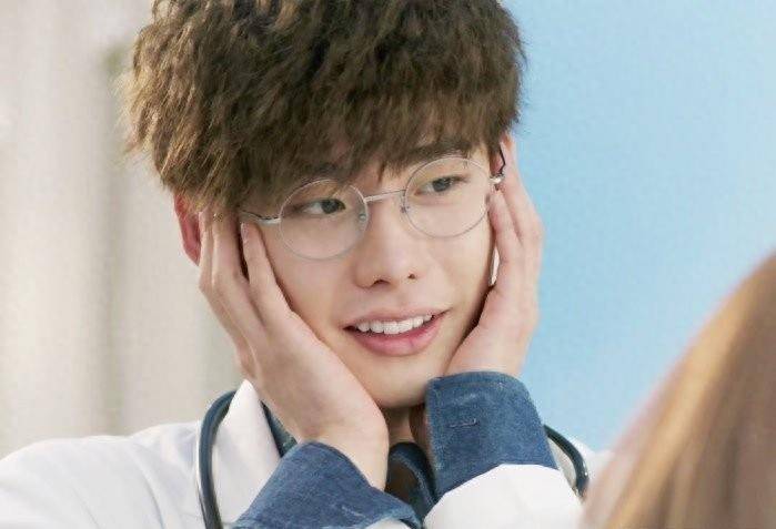 戴眼镜的李钟硕太有魅力啦～李钟硕戴眼镜也充满了「斯文败类