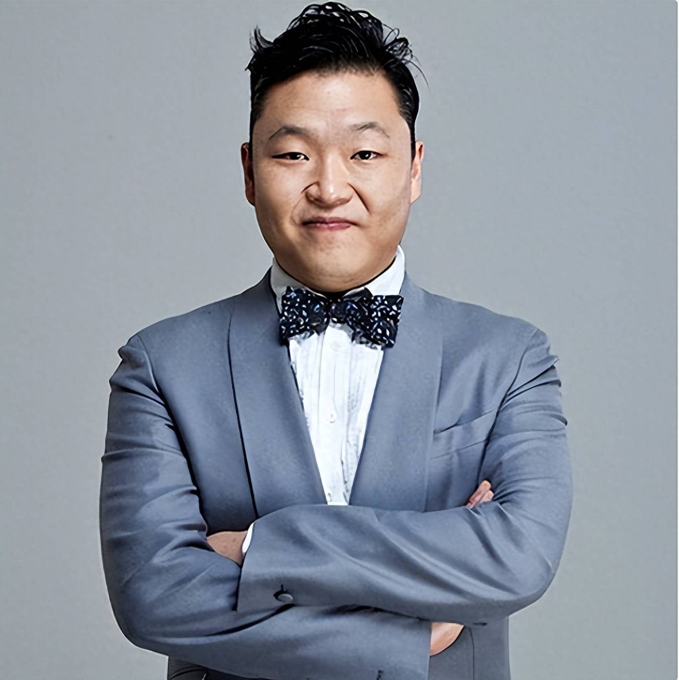 他的原名是朴载相,因出的专辑有《鸟》,后被大家称呼为"鸟叔",出生于