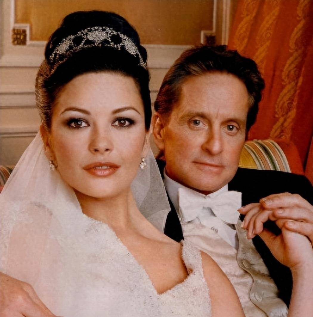 儿子的五官很像她,女儿没她年轻时漂亮_道格拉斯_卡梅伦_丈夫