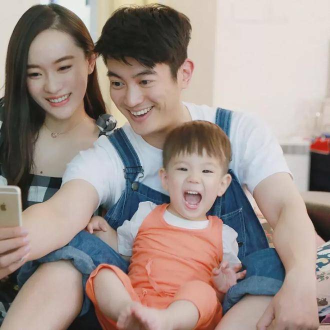 霍思燕现身前任4首映,43岁的状态很好,这就是嫁给爱情的样子吗_生活