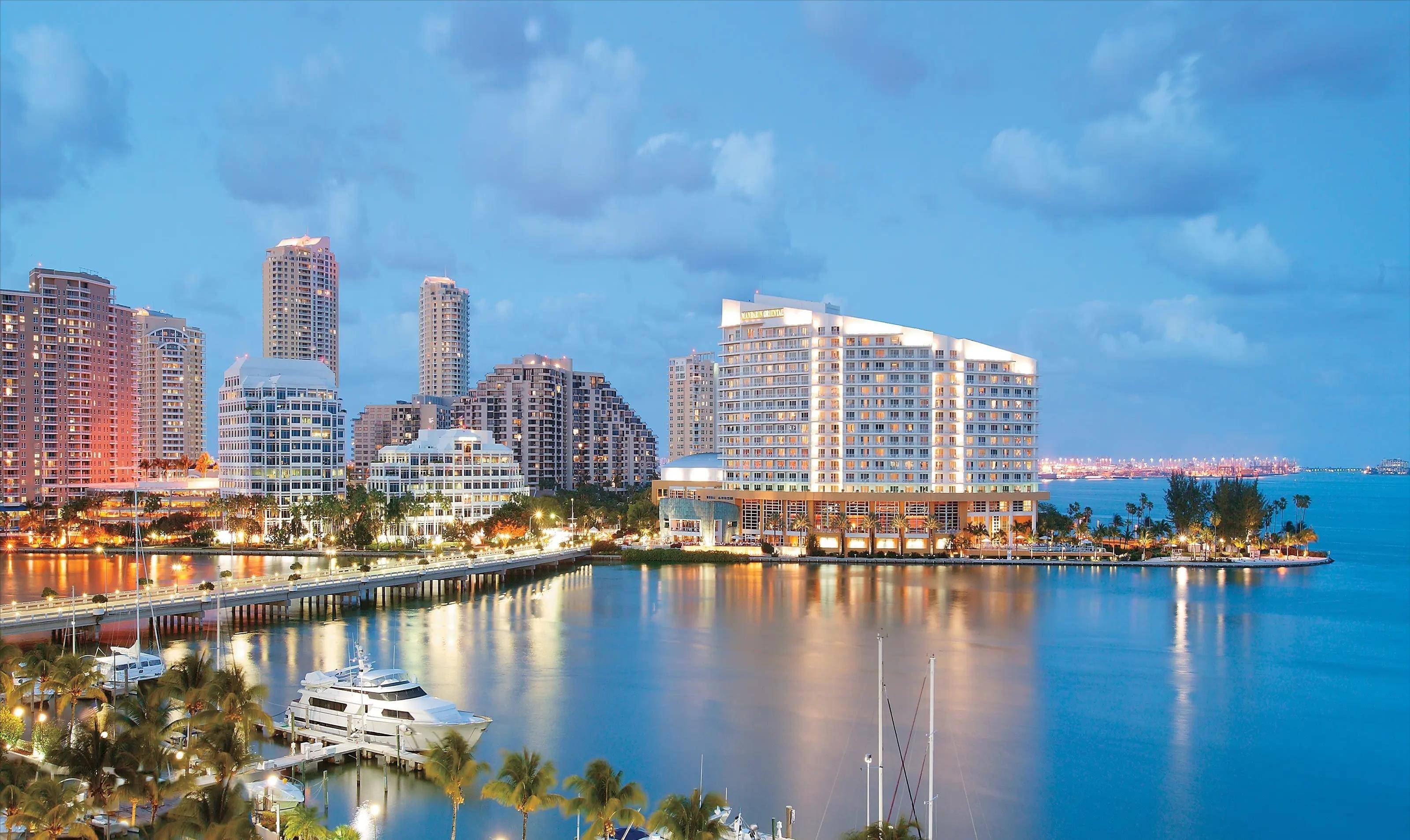 佛罗里达州位于美国东南角,主体佛罗里达半岛将大西洋和墨西哥湾分开