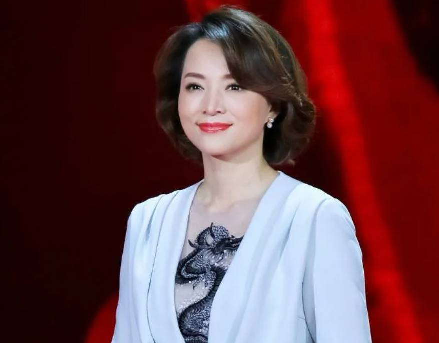 49岁董卿晒近况,剪短发秃顶成阿哥,瘦30斤满脸憔悴,丈夫成老赖_网友