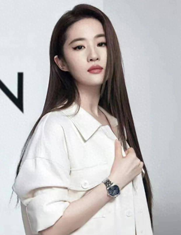 刘亦菲最新大片惊喜亮相,白色吊带背心引发热议,酷感与仙气并存_冰晶