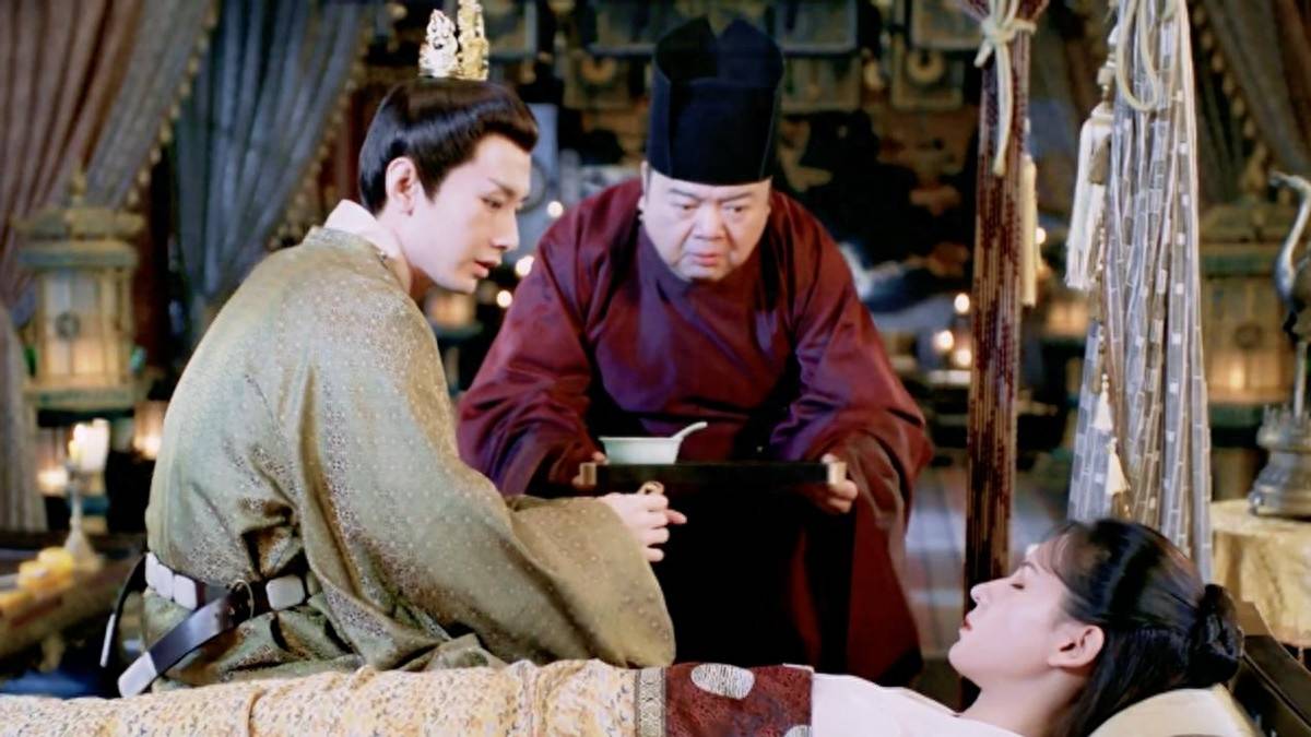 于是就有了这部和张予曦合作的《与君歌》,剧中成毅饰演的少年天子齐