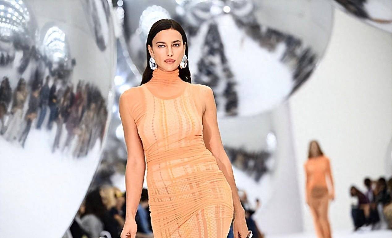 37岁c罗前任现身米兰时装周,身材坚挺,实力依然不俗_维多利亚_伊琳娜