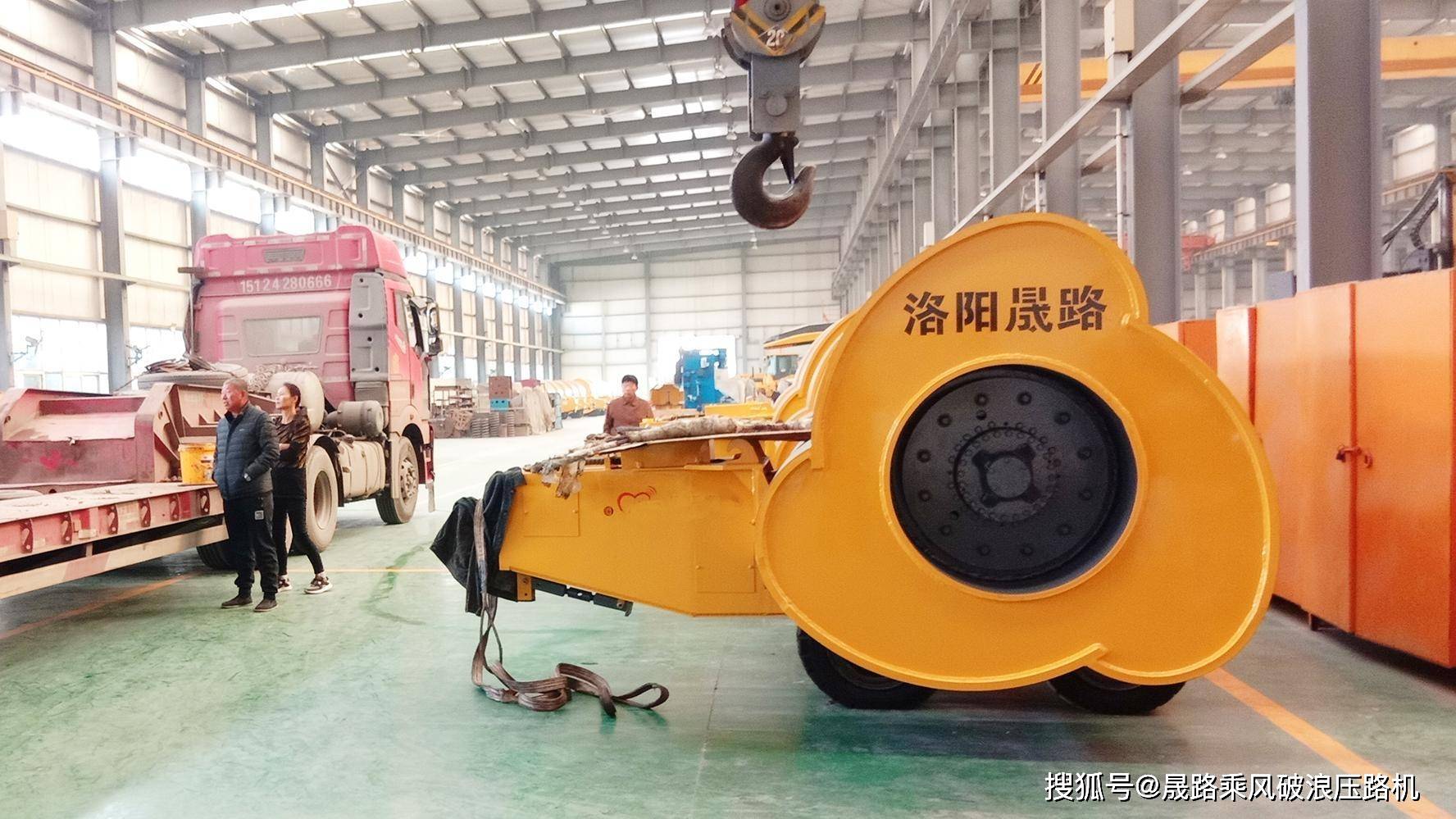 冲击压路机梅花碾冲击碾压施工现场小怎么办?_能量_液压_可使用