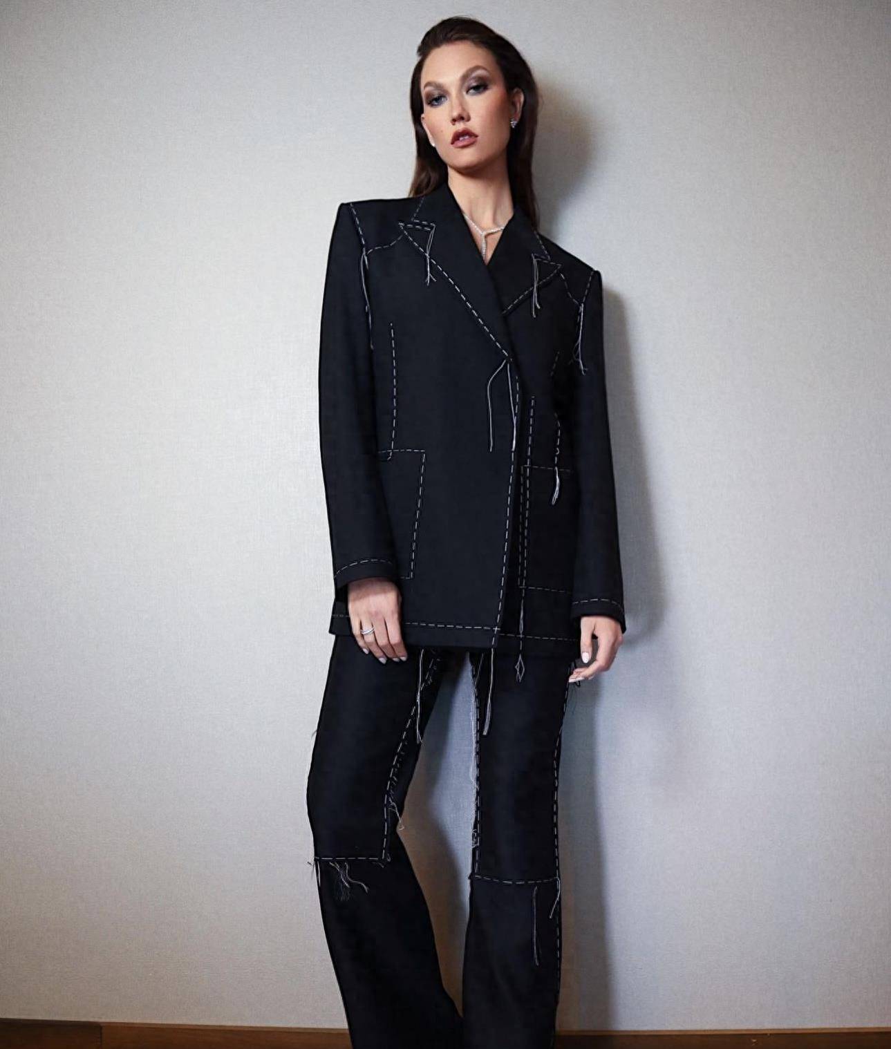 跟着超模学穿搭,基础款也能穿出高级感,karlie kloss私服来咯_白色