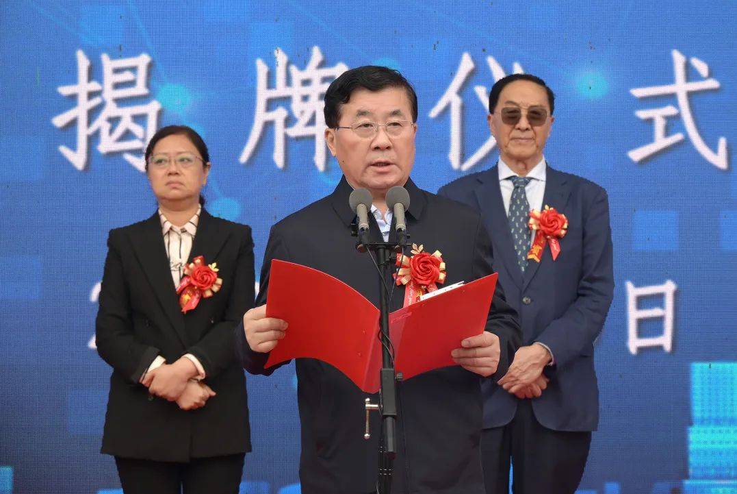 镇平县委副书记,县长黄静发表了热情洋溢的致辞,她说,在南阳第十八届