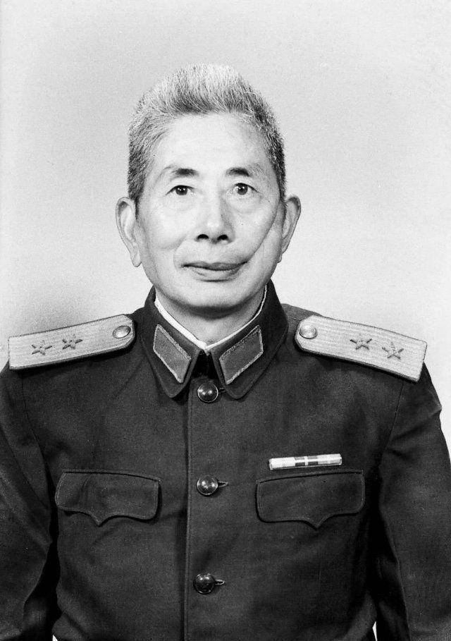 这位中将校长不愿去军事学院,坚决到军区工作,干了15年副司令员_姚喆