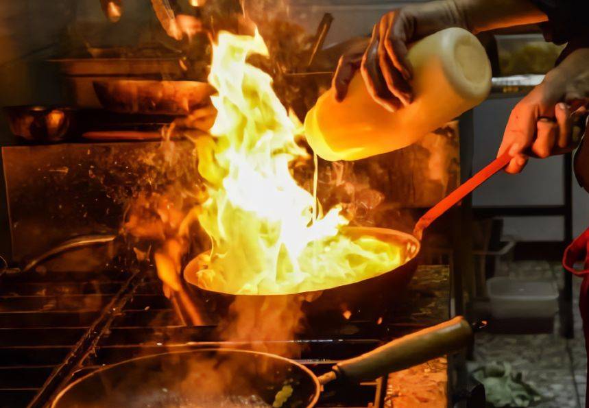炒菜锅起火背后的神秘原因揭晓,专家教你如何防范