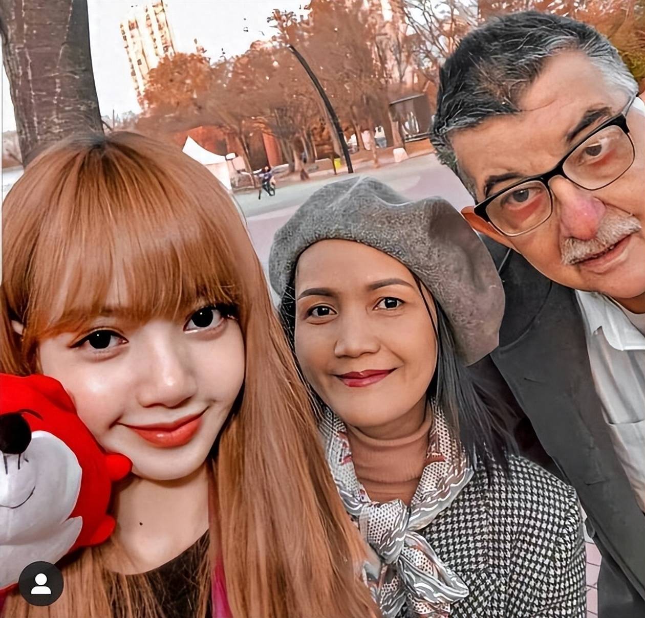 lisa妈妈抵达疯马秀,三公子亲自接机宣示主权,5位保镖阵仗大_表演_带