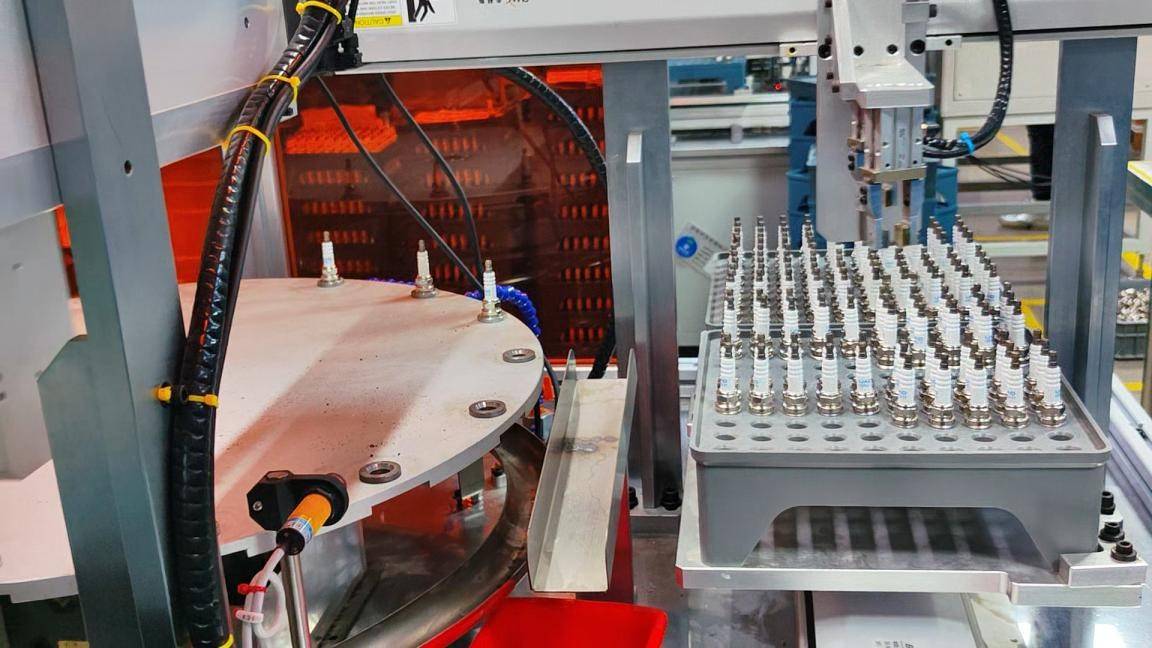 同时,更换火花塞时还应注意缸线(高压线)的安装位置和顺序.