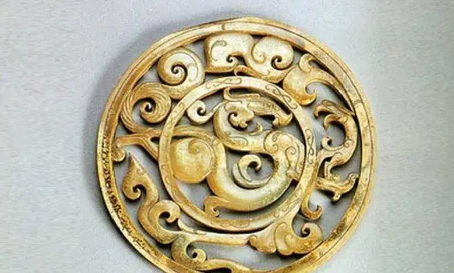 淡化了图腾崇拜的神秘感,而变得更加具象化,猛禽形象的凤鸟纹鲜少