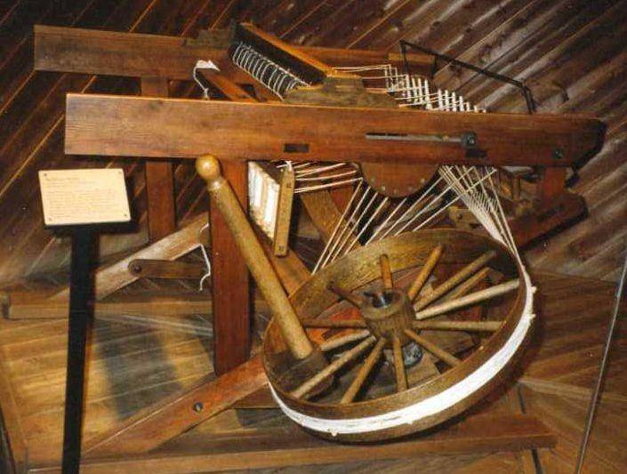 的珍妮纺纱机模型此后,在棉纺织业中出现了螺机,水力织布机等先进机器