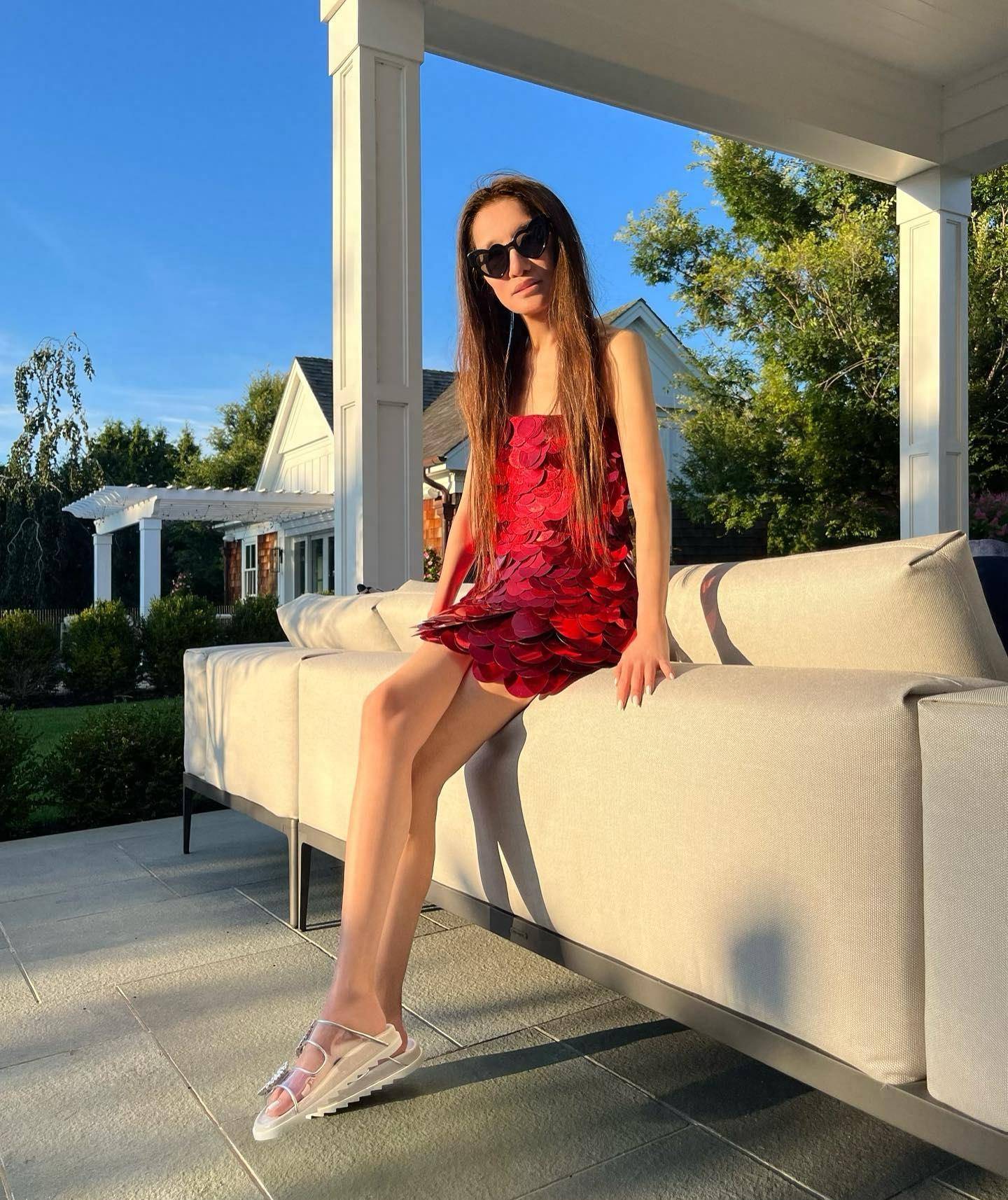 一身蓝白配秀少女身姿,这发量这身材确实绝了_vera_wang_米歇尔