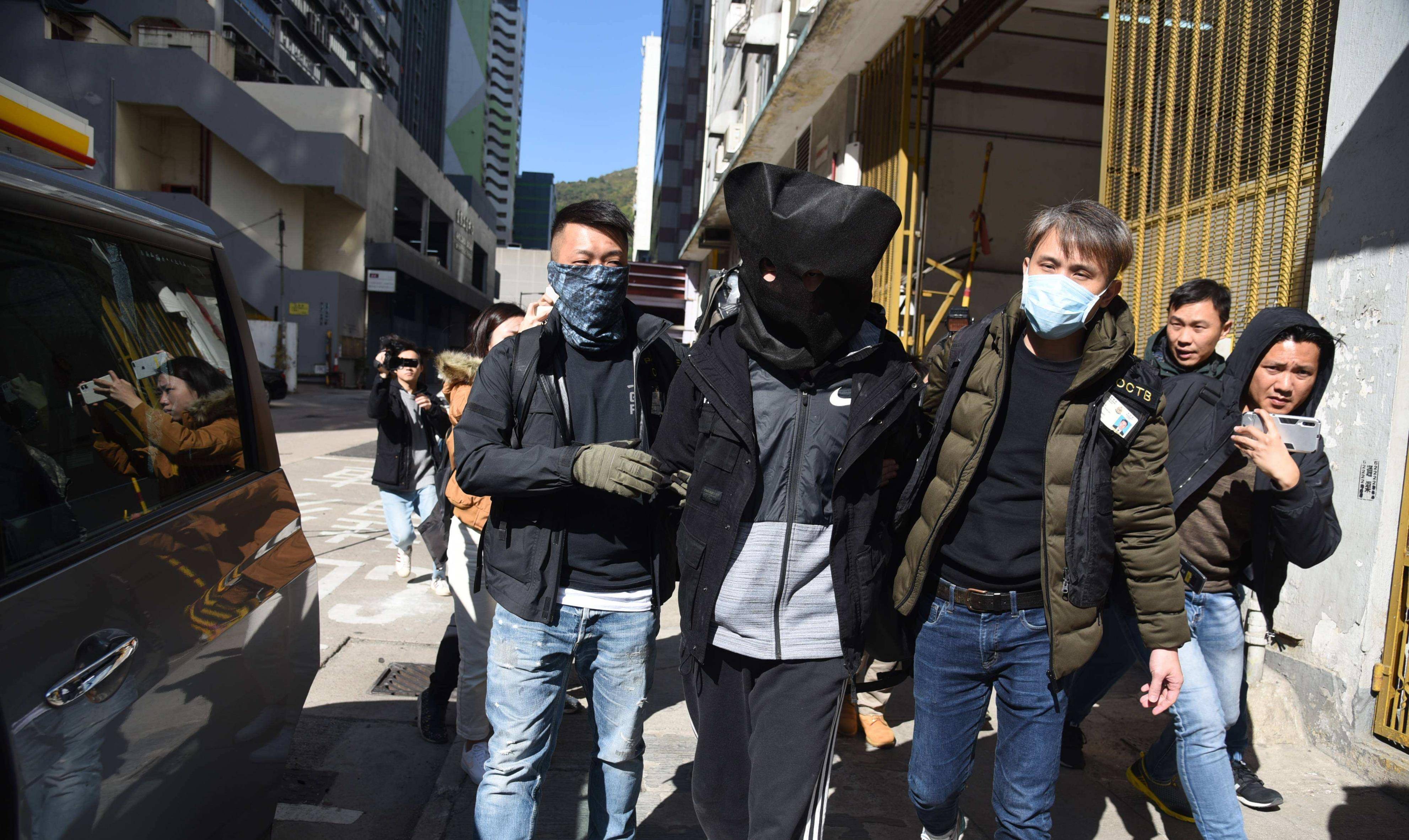 来到香港市区进行抢劫的案件的,后来抢劫案慢慢变少,香港黑社会肆虐