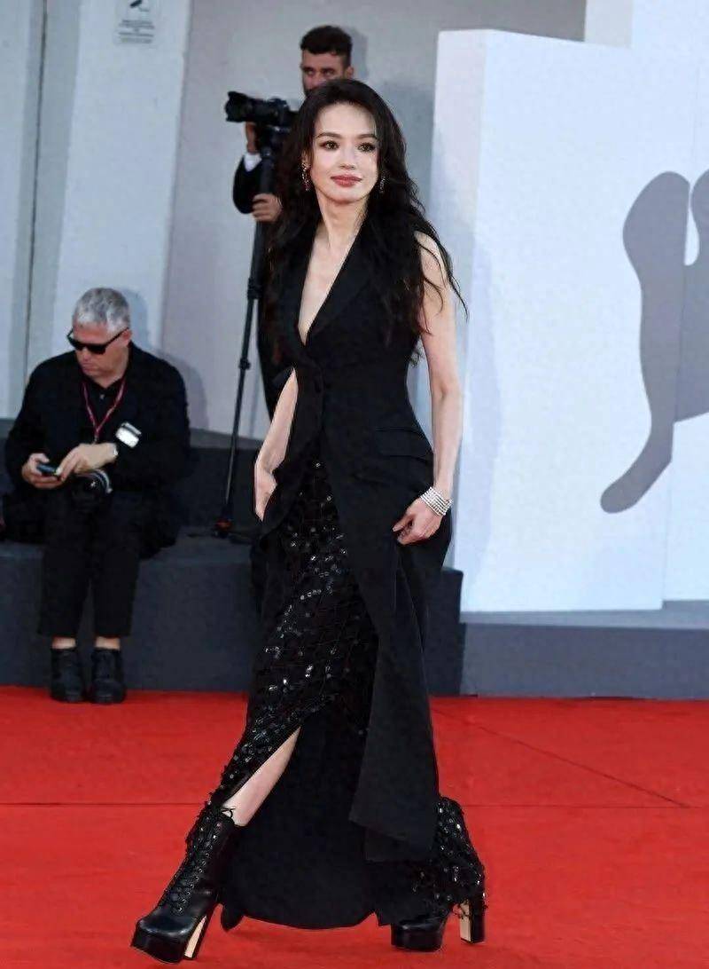 47岁舒淇"毁容"近照曝光,皱纹显老!_年龄_服装_风格