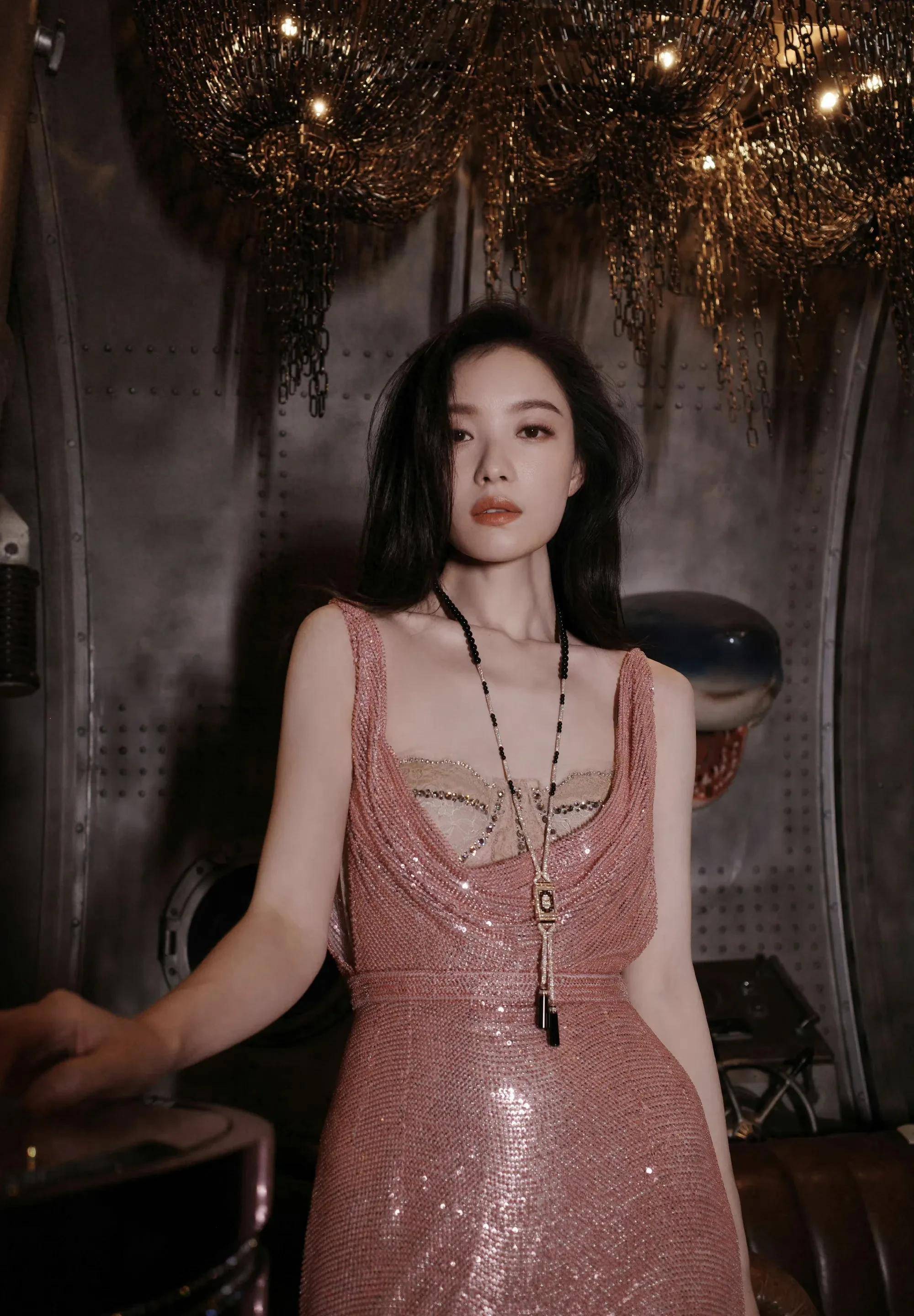 倪妮以亮粉色裙子展现时尚魅力,登上成功女性的人生巅峰_梦想_激励