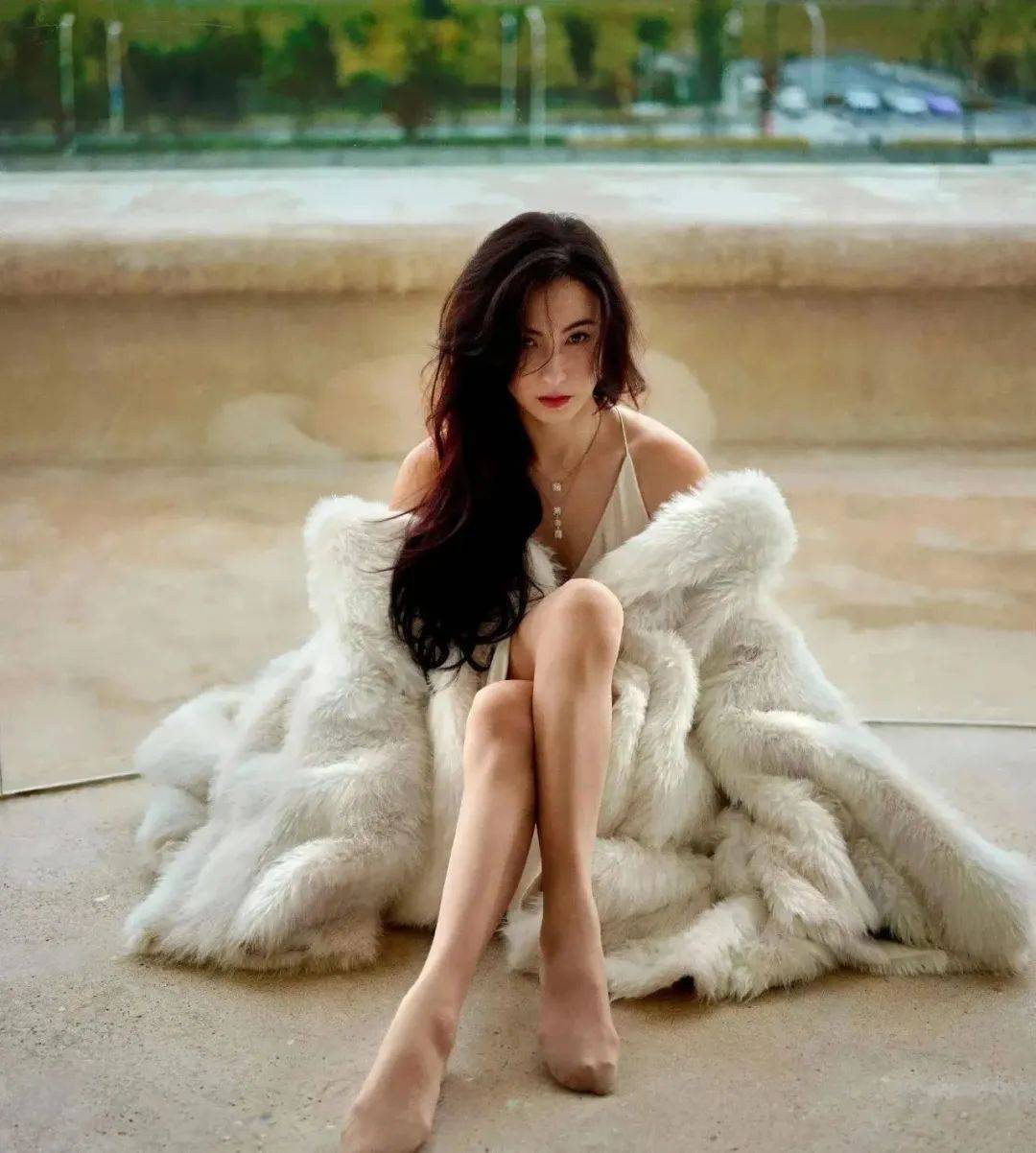 43岁张柏芝惊艳亮相,蛇腰翘臀身材完爆小花,网友直呼:香港第一美女