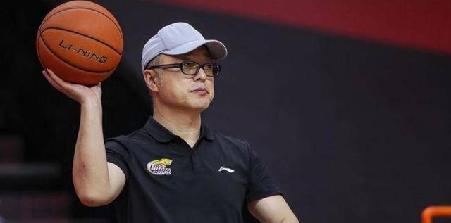 这个休赛期,连翻译都换掉了,杨晓楠虽然被明确任命为辽宁男篮副总,但